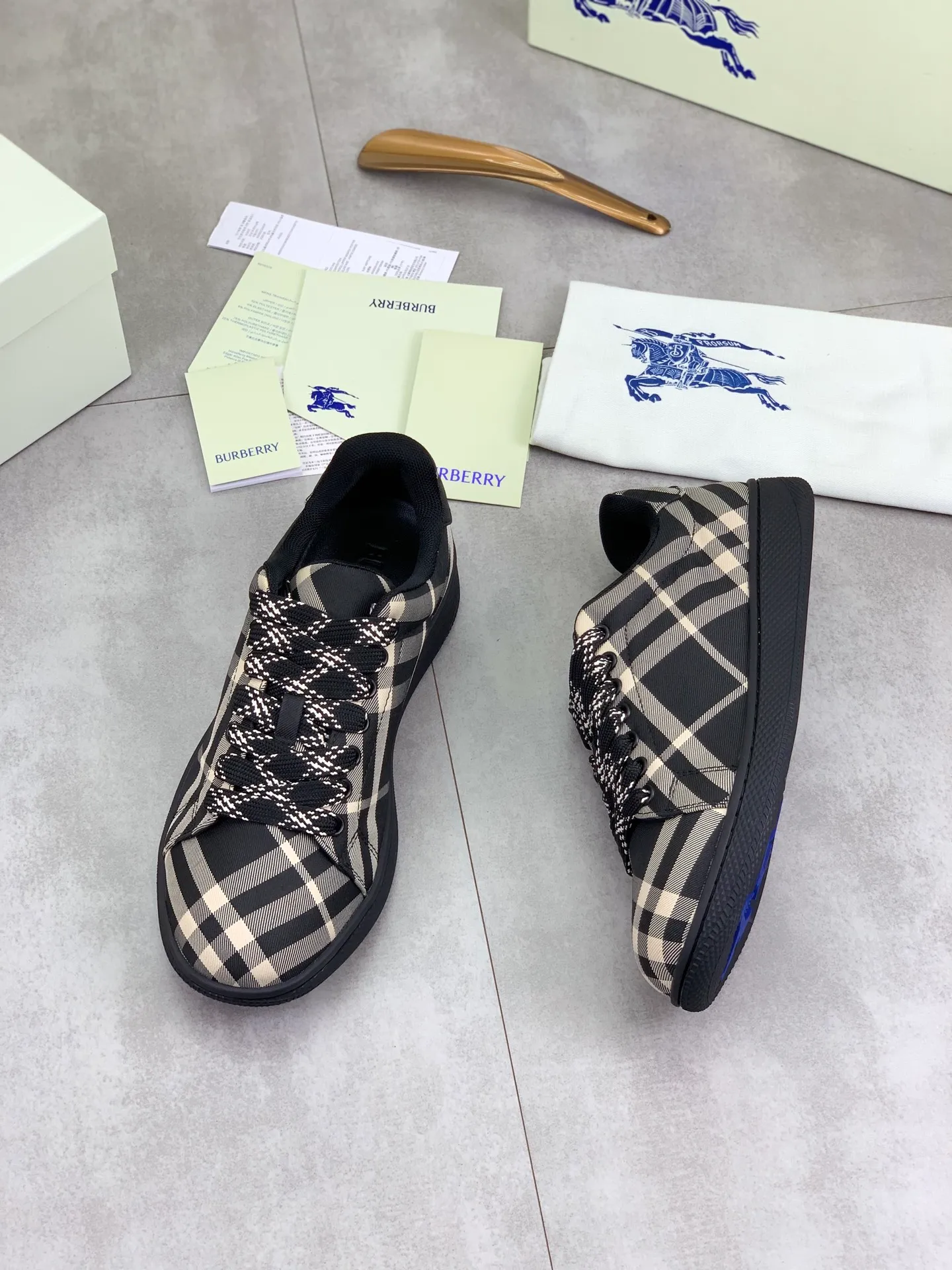 Factory price P580 [BURBERRY] Burberry - High-end quality original order - Upper: imported 🔝 original material - Lining: cowhide lining, feet; water-dyed cowhide - Outsole: ultra-light TPR rubber; two-color molded outsole - Super high quality control · Fine workmanship: highlighted (high-end, extravagance, grade) -Size: 38-46 (Male 38 46 can be customized) · Color: 4️⃣ colors available